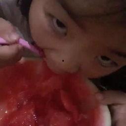 宝宝吃瓜会干呕吗视频,宝宝吃瓜干呕现象揭秘